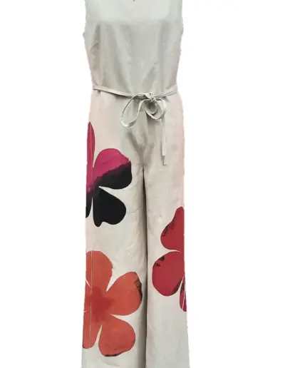 Beige Overall mit großen, bunten Blumenmotiven in Rot und Schwarz auf der Vorderseite.