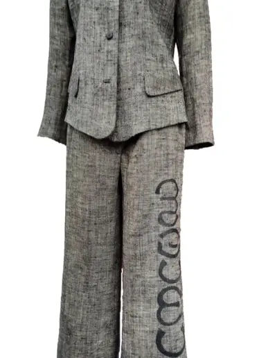Grau gestreifter Anzug bestehend aus einer Jacke und einer Hose mit Schriftzug.