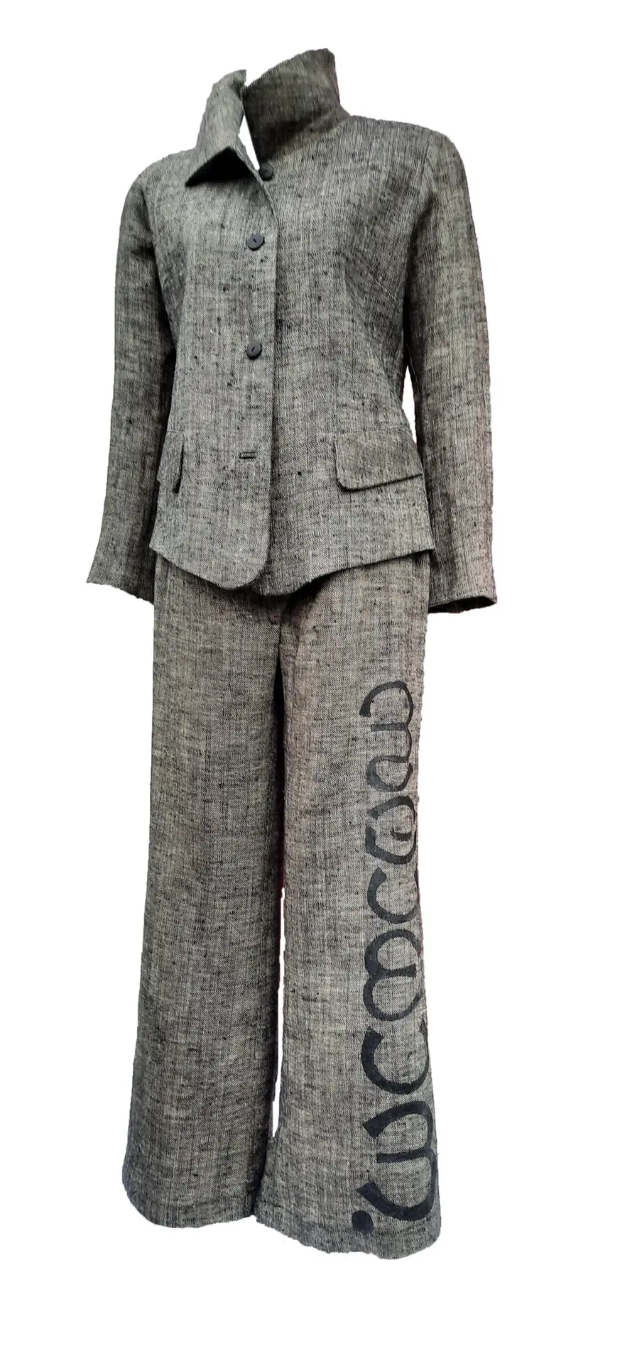 Grau gestreifter Anzug bestehend aus einer Jacke und einer Hose mit Schriftzug.