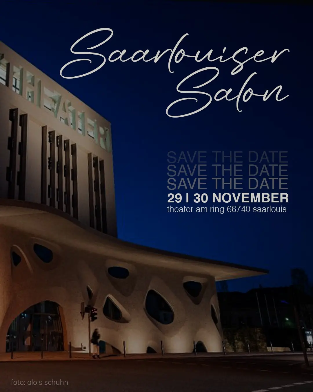 Ein modernes Gebäude mit einer einzigartigen Architektur, das für eine Veranstaltung namens 'Saarlouiser Salon' wirbt, mit Datum und Ort.