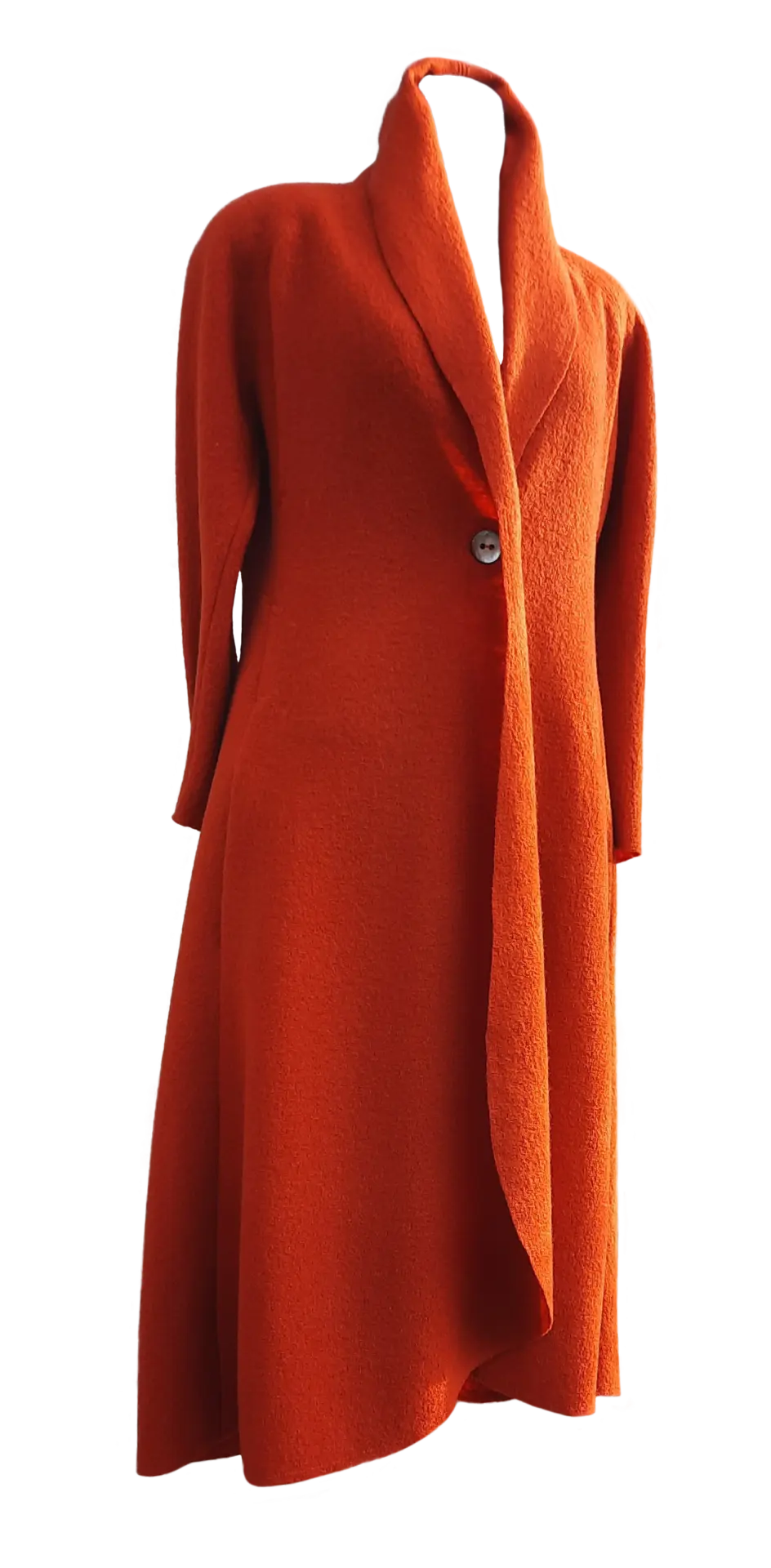 Roter Mantel mit offenem Kragen und einer Knopfdetail, aus weichem Material, in einer schlichten, eleganten Form.