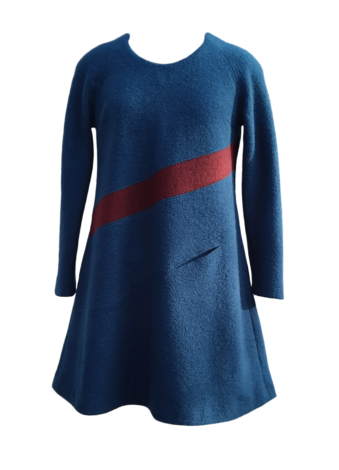 Blaues Kleid mit rotem Streifen, langärmelig und aus einem strukturierten Stoff gefertigt, in einer schlichten Form.