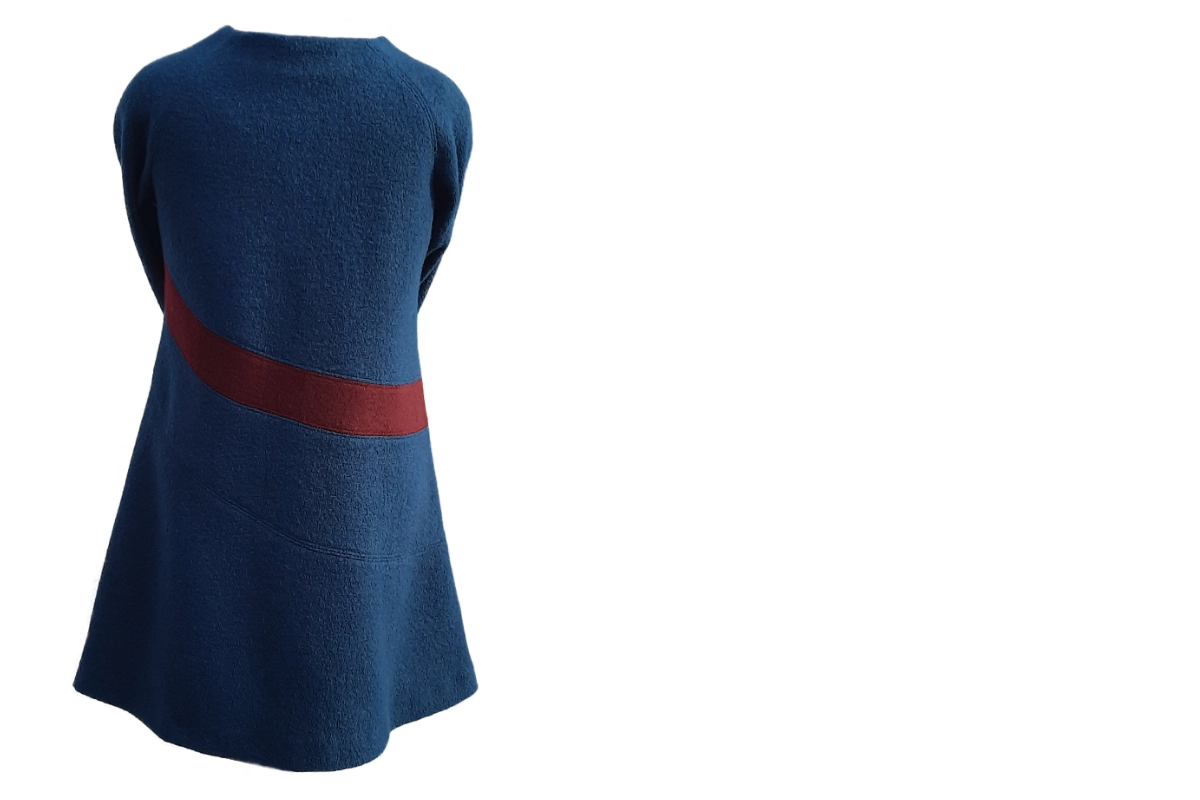 Blaues Kleid mit rotem Streifen auf der Rückseite, in einer schlichten und eleganten Form gehalten.