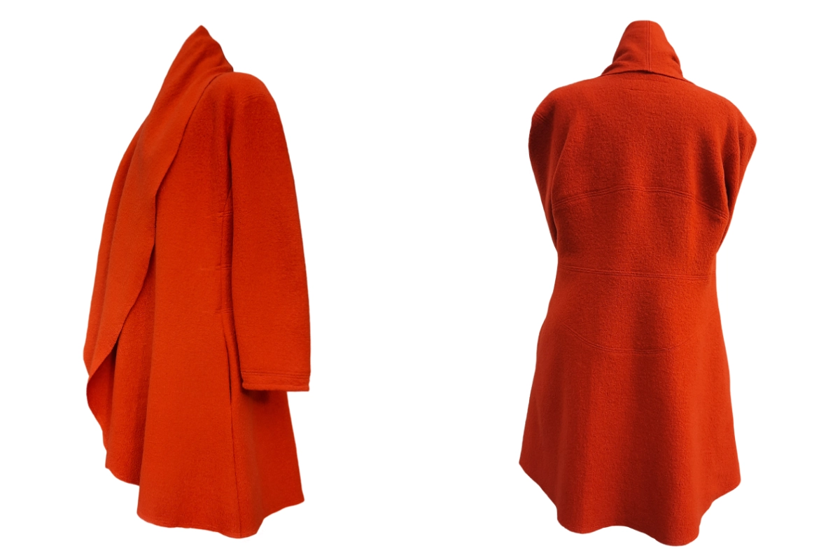 Oranger Mantel mit offenem Kragen und langen Ärmeln, präsentiert aus zwei Perspektiven, mit einem schlichten, eleganten Design.