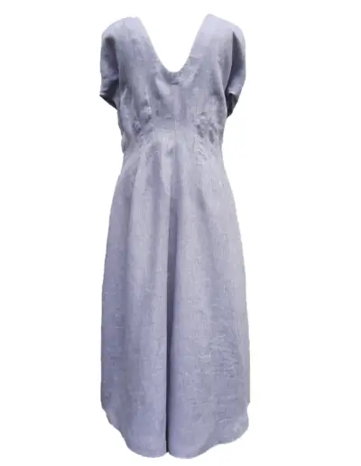 Ein hellblaues, ärmelloses Leinenkleid mit weitem Rückenausschnitt und fließendem Schnitt, von hinten auf schlichtem weißem Hintergrund.