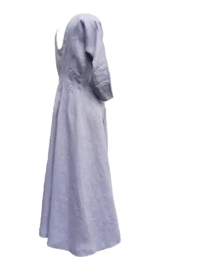 Ein hellblaues, langes Leinenkleid mit weiten Ärmeln und leicht ausgestelltem Schnitt vor weißem Hintergrund im schlichten Produktstil gezeigt.