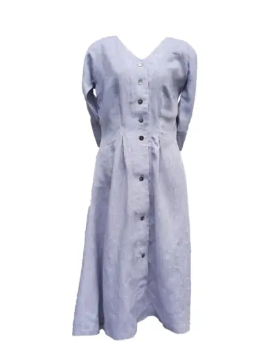 Ein hellblaues, knielanges Kleid aus leichtem Naturstoff zeigt eine durchgehende Knopfleiste, lange Ärmel und einen schwingenden Saum.