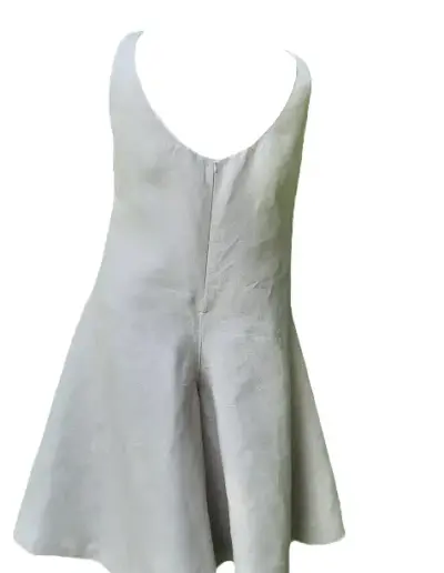Ein hellgraues, ärmelloses Kleid mit weitem Rock, tiefem V-Ausschnitt und Mittelnaht aus leichtem Naturstoff für einen schlichten Look.