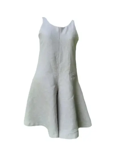 Ein hellgraues, ärmelloses Fahrradkleid aus Naturstoff mit weitem Rock und dezenter Tasche, schlicht geschnitten und vorne mittig geschlossen.