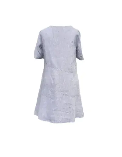 Ein hellgraues, knielanges Kleid aus leichtem Leinen zeigt die Rückseite mit kurzen Ärmeln und dezentem A-Linien-Schnitt vor weißem Hintergrund.