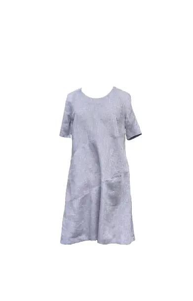 Ein hellgraues, kurzärmeliges Kleid aus Naturstoff mit lockerer A-Linie und dezenten Taschen zeigt eine schlichte, moderne Silhouette.