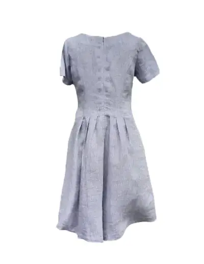 Ein hellgraues Kleid aus leichtem Naturstoff mit kurzen Ärmeln, taillierter Form und gelegten Falten im Rock zeigt schlichte Eleganz.