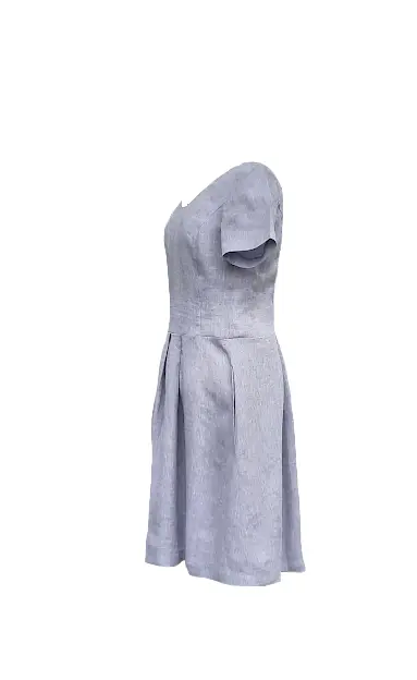Ein hellgraues Kleid aus Naturstoff mit kurzen Ärmeln, Taillierung und schwingendem Rock, schlicht präsentiert vor weißem Hintergrund und ohne Muster.