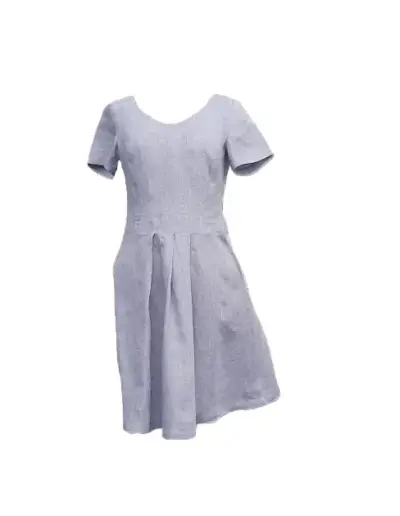 Ein hellgraues Kleid mit kurzen Ärmeln und weiter Rockpartie zeigt eine schlichte, leicht strukturierte Silhouette mit femininem Schnitt.