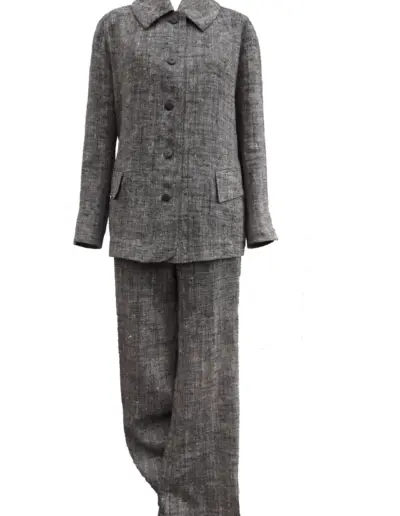 Der graue, melierte Hosenanzug aus Strukturstoff zeigt einen langärmligen Blazer mit Knopfleiste, Stehkragen und eine gerade Hose.