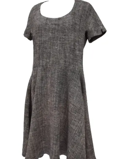 Ein dunkelgraues Kleid aus strukturiertem Naturstoff mit kurzen Ärmeln, weitem Ausschnitt und ausgestelltem Rock hängt vor weißem Hintergrund.