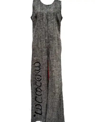 Ein grauer, ärmelloser Overall mit seitlichem Aufdruck fällt locker und gerade bis zum Saum und wirkt aus grob strukturiertem Stoff im minimalistischen Stil.