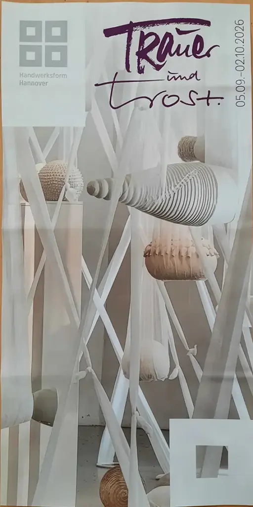HWF_WF25_FLY_RZ_s Textile Skulpturen und Garnrollen in einer hellen Installation mit dem Titel „Räume und Trost“ vom 05.09.–02.10.2026
